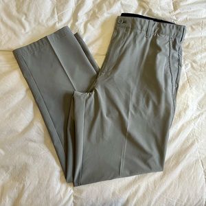 Men’s IZOD performance stretch golf pants in gray. Size 34x30